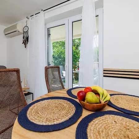 Komfortables Nur 300 Meter Zum Mit Liegestuhl, Bbq, Parkplatz Apartamento
