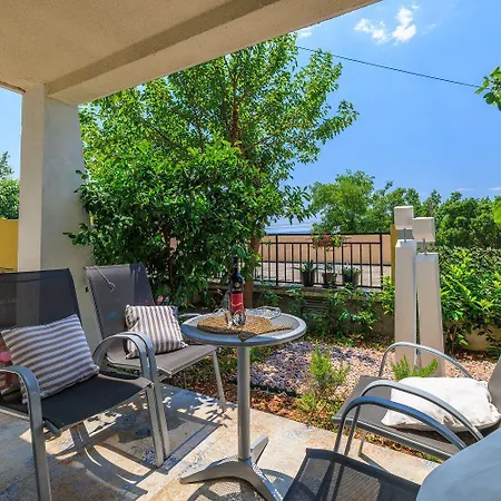 Komfortables Nur 300 Meter Zum Mit Liegestuhl, Bbq, Parkplatz Apartamento