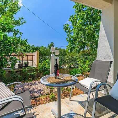 Apartament Komfortables Nur 300 Meter Zum Mit Liegestuhl, Bbq, Parkplatz Dramalj