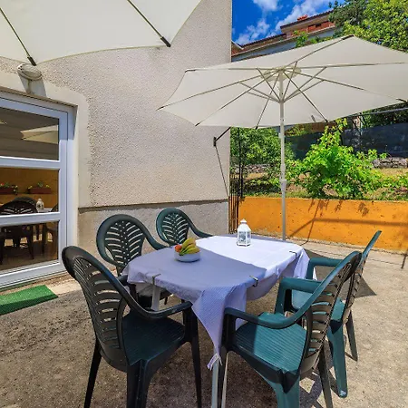 Komfortables Nur 300 Meter Zum Mit Liegestuhl, Bbq, Parkplatz Dramalj
