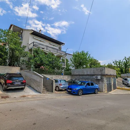 Komfortables Nur 300 Meter Zum Mit Liegestuhl, Bbq, Parkplatz * Dramalj