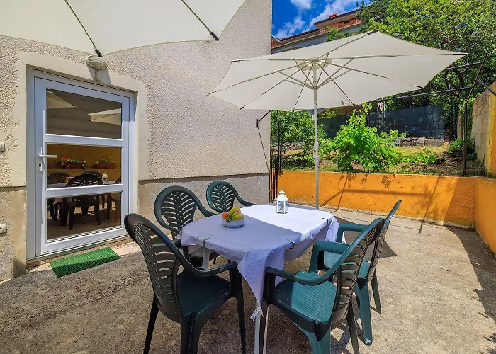Komfortables Nur 300 Meter Zum Mit Liegestuhl, Bbq, Parkplatz Dramalj