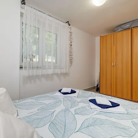 Komfortables Nur 300 Meter Zum Mit Liegestuhl, Bbq, Parkplatz * Dramalj